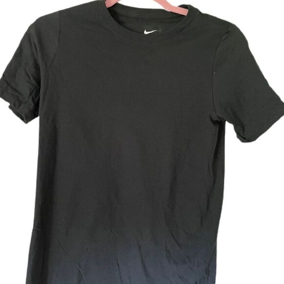 ⭐️5/$25 NWOT Black Nike tee boys size medium - Picture 1 of 2